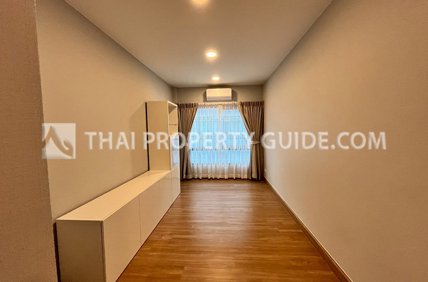 House with Shared Pool in Bangnatrad 